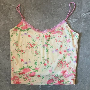 Söt blommig top💕 - Jätte gulligt linne perfekt nu till sommaren💕 Skriv för mer info, köparen står för frakt💖Pris kan diskuteras💕