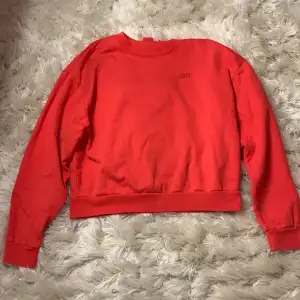 Jag säljer denna röda tröja ifrån Levis då den inte kommer till användning. Den är hel och har inga defekter ❤️