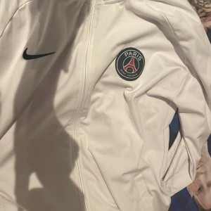 Psg flis vit - En vit psg flis i storlek (M)  Passar S också kan minska priset vid snabb köp!