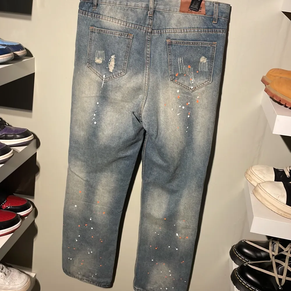 Feeeta jeans som påminner om de nu väldigt populära jeansen från Acne Studios. De sitter skitbra, skulle säga att de är typ W30-32, och längd typ samma är inte 100%. lagom baggy, det distressing och passformen är dunder. . Jeans & Byxor.