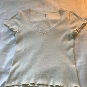Söt beige tröja - Säljer denna beigea tröjan ifrån brandy Melville med spets!! Den är i bra skick och är i storlek one-size(XS-S).❤️ Kom privat för frakt och hela summan, betalning sker via swish!