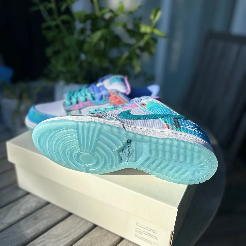 Rikdigt feta Nike dunk SB futura💜💙🤍🖤, har kvitto för att visa att det är äkta 💲💲. Skor.