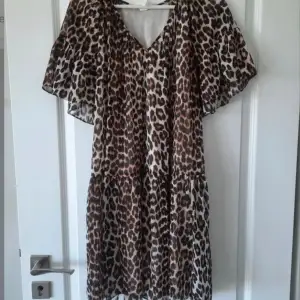 Supersöt leopard klänning!⭐️🐆Perfekt nu inför sommaren!🌸