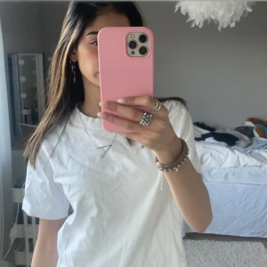 Gina t-shirt  - Säljer denna vita t-shirten då den inte kommer till användning mer! Jätte fin och bra att ha till sommaren! 