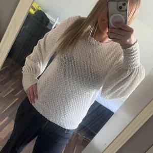 Vit bluse - Den passar perfekt när man ska vara lite finare. Jag älskar den förutom att jag föredrar inte puffiga armar. Den är väldigt vacker❤️