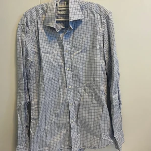 Stenströms slimline skjorta  - Stenströms slimline skjorta i mycket bra skick, storlek 40. Twofold super cotton. Ljusblå med bruna och marinblå ränder.