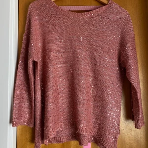 Glittrig tröja  - I okej skick, finns en del maskor? Storleken är borta men gissar att det är en S-M ca