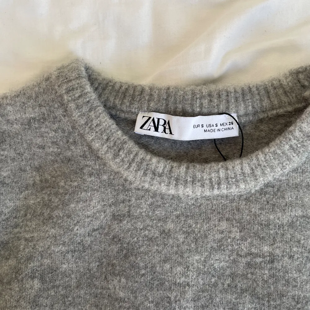 100% ull stickad t shirt från zara. Köptes i Oktober så i väldigt bra skick, endast använd 3 ggr. Säljer på grund av att den är lite för kort för mig💗 Köptes för 349kr. T-shirts.