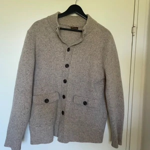 Stenströms cardigan - Säljer min stickade stenströms cardigan då den har blivit för liten. Köpt i somras på stenströms. Skicka 8/10, snabb affär 650kr