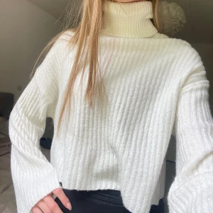 Mysig stickad polotröja🤍🌸 - Superfin och mysig vit stickad polotröja. Croppad och långärmad, super mysigt att ha när man är lite frussen. Storlek XS och är köpt från H&M🫶🏼🌼