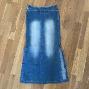 ONLY JEANSKJOL  - Only Jeanskjol i storlek 34. Nyskick. Uppklippt för att passa folk som är 160cm långa. Den har slits på båda sidorna. Använd 3 ggr. 