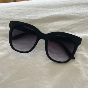 Solglasögon - Svarta solglasögon från Bikbok. Nyskick.