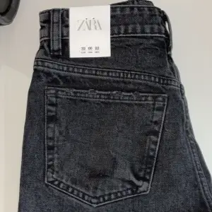 Jeansshorts från Zara i nyskick💘 strl 32! Pris går alltid att diskutera, nypris 299kr!! använder ej köp nu pga önskad dialog innan köp!💘💘