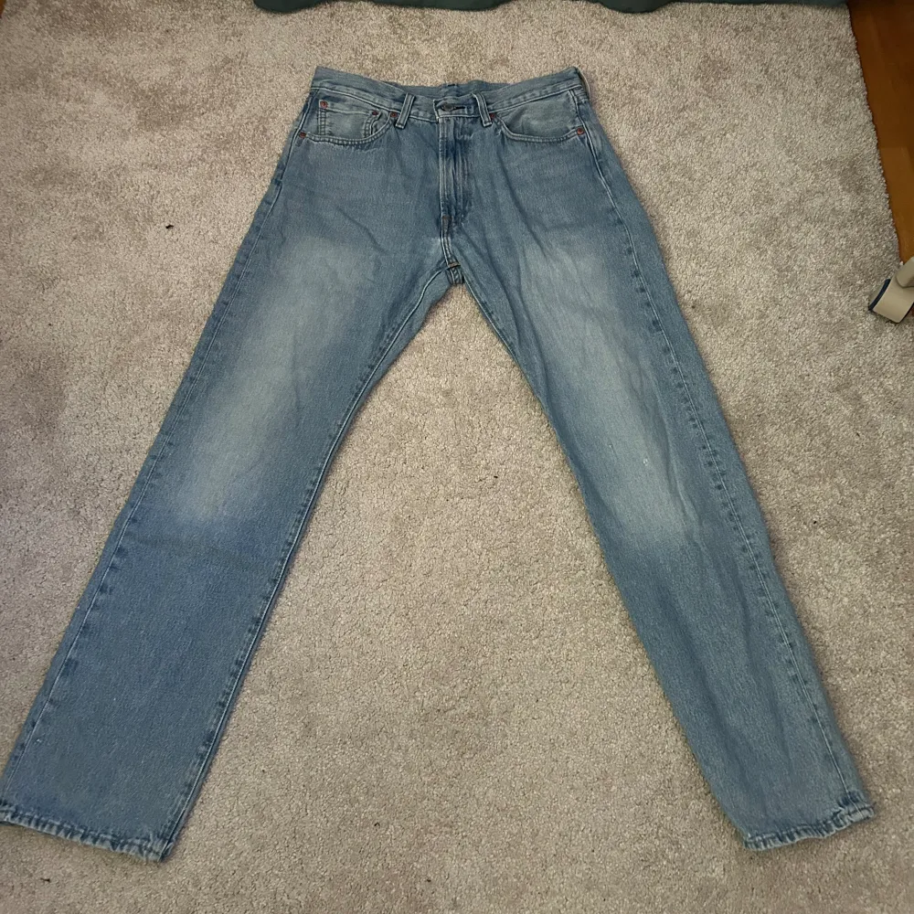 Säljer nu mina blå Levis jeans 551 i storleken w32 L34 då jag knappt använder dem längre. Dem är i bra skick förutom ett litet hål på knäskålen som man knappast märker av. Hör gärna av dig vid frågor 😁. Jeans & Byxor.