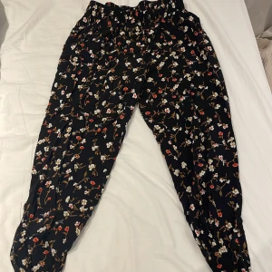 Blommiga byxor  - Använd 2-3 gånger men i bra skick, blommig och perfekt till sommaren. 