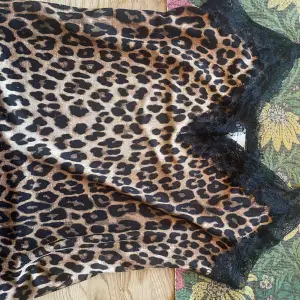 Super fint spets linne med leopard mönster i från H&M💗✨