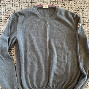 Moncler crewneck - Äkta Moncler Crewneck. Tröjan är oanvänd. Xl men extremt liten i storleken eftersom materialet är bomull, passar därför storlek M.