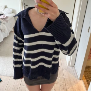 Stickad tröja - Jättefin tröja från Gina, jättefint skick, sitter lite oversized jag är ofta xs men tröjan är M💗