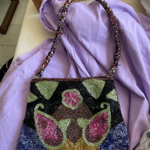 Fin pärlväska - Jättefin pärlväska köpt på en butik i gamla stan. Ena bandet är lite upprivet men de sitter fortfarande fast och man kan vika in de så de inte syns. 