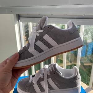Adidas Campus 00 - Nya Adidas Campus 00s, endast använda 1 gång! Kvitto, låda samt gråa snören finns 🥰Kan skicka fler bilder på begäran 💕  Priset kan diskuteras vid snabb affär!