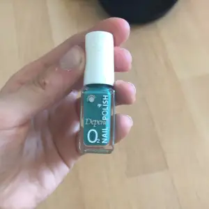 Grönt nagellack! Använder inte den längre 💚