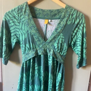 Grön sommarklänning  - Den är i bra skick, använd kanske en gång.  Väldigt mjuk och stretchig