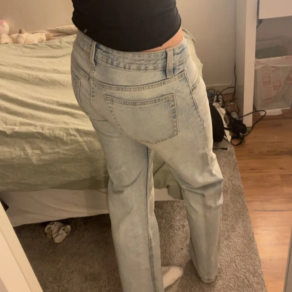 Lågmidjade raka jeans från only som inte kommer till användning, i bra skick💕. Jeans & Byxor.