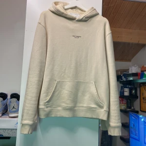 Arigato hoodie - Axel arigato Hoodie i storlek L. Hoodien är i nyskick och inte använd mycket. Finns inga hål eller märken! 