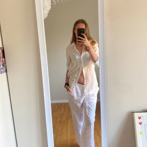  Vit skjorta  -  En vit skjorta med snygg rygg och är jättefin i sommar