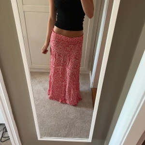 Långkjol  - En superfin Långkjol som tyvärr inte kommer till användning! Den har små volanger och sitter så bra. Den passar xs och s eftersom den är stretchig i midjan. 💞 hör av er vid frågor eller om ni vill diskutera priset 🤗