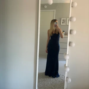 Balklänning/ satin klänning - En jättefin balklänning som jag säljer åt min kompis då hon har hittat en annan! Den är endast testad och ej använd💞 Den är ifrån gina och är i marinblå färg. Hon är 163 och den passar henne bra i längden. Köpt för 500kr