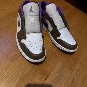 Jordan storlek 43 - Använda en gång sen har dom bara stått på en hylla.  Fler bilder går att lösa och kvitto finns och snörena finns i kartongen med skorna.