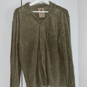 Oas skjorta - Oas grön froté skjorta i storlek medium. Bra skick, knappt använd.