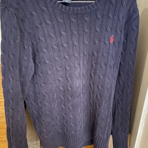 Ralph lauren sweatshirt - Mycket fin tröja, är dock lite för liten för mig vilket är anledningen till att jag säljer den. Inget annat fel på tröjan mycket bra skick. Pris kan diskuteras