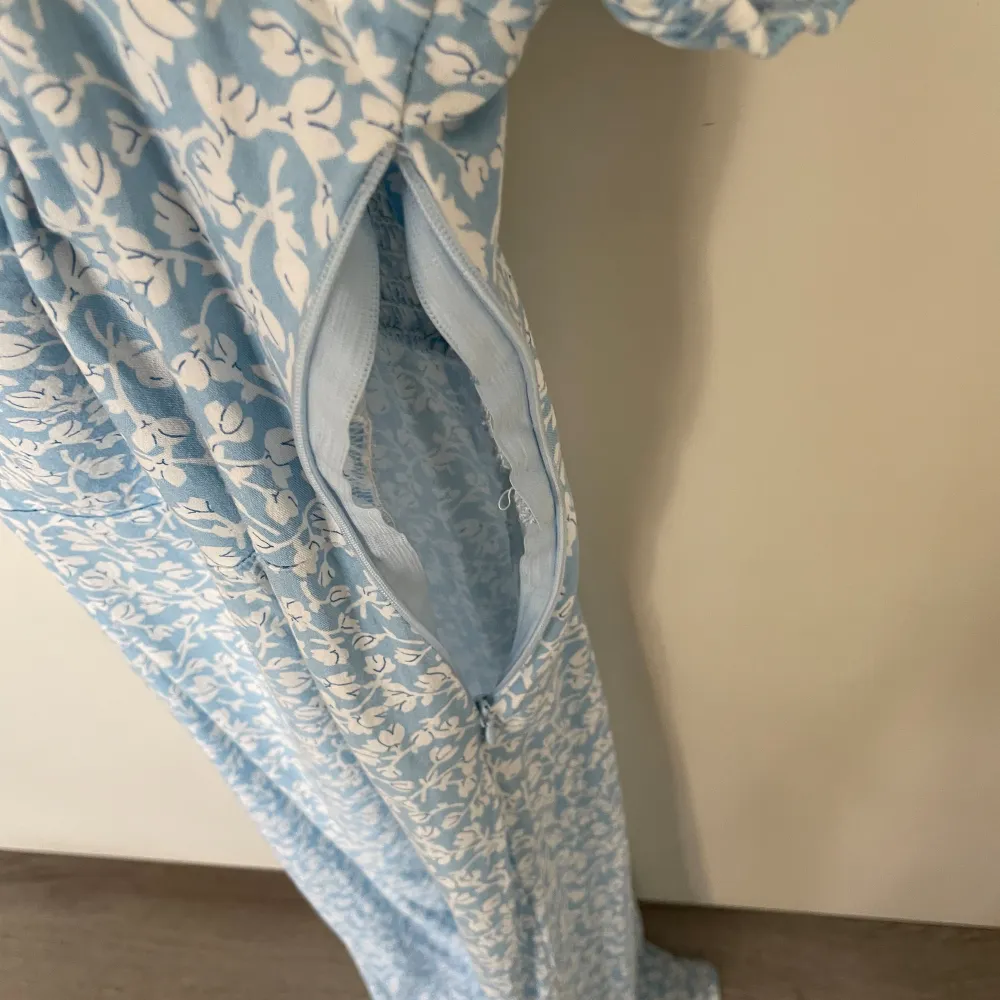 En jätte söt klänning från chiquelle i stl XS men passar även S. Den har en dragkedja i sidan och slits på benet. Använd 2 gånger, perfekt till midsommar!🥰. Mekot.