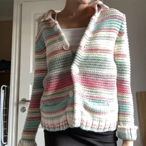 Cardigan - Jättefin pastell färgglad randig virkad cardigan med söta vita knappar på framsidan. Säljer denna då jag köpte en annan, så Nyttskick!💗