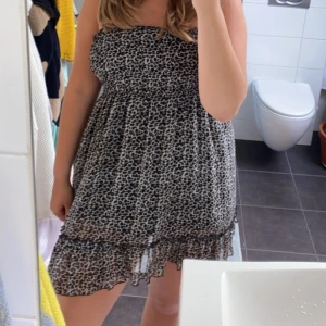 Jättesöt leopard klänning - Säljer denna supersöta leopard klänning