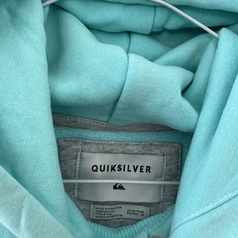 Turkos hoodie från Quiksilver i storlek S herr/XL ungdomsstorlek. I gott skick och härlig turkos färg. . Hoodies.