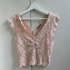 Spetströja - Ett superfint ljusrosa spetslinne/tröja ifrån zara! Superbra skick, säljer då det är lite förstora på mig