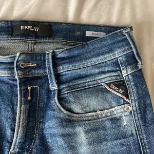 Replay anbass jeans i storlek 29/30!🤩 Jeansen har naturliga slitningar och den trendiga modellen anbass! Skick-9.5/10 Nypris-1699 Mitt pris-729!💸 Tvecka inte om att ställa fler frågor!🤝