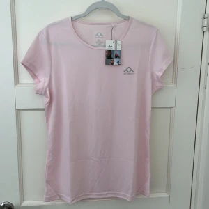 Träningströja strl M - Ljus bebisrosa träningströja i storlek M. Helt ny med lapp. ActiveFit