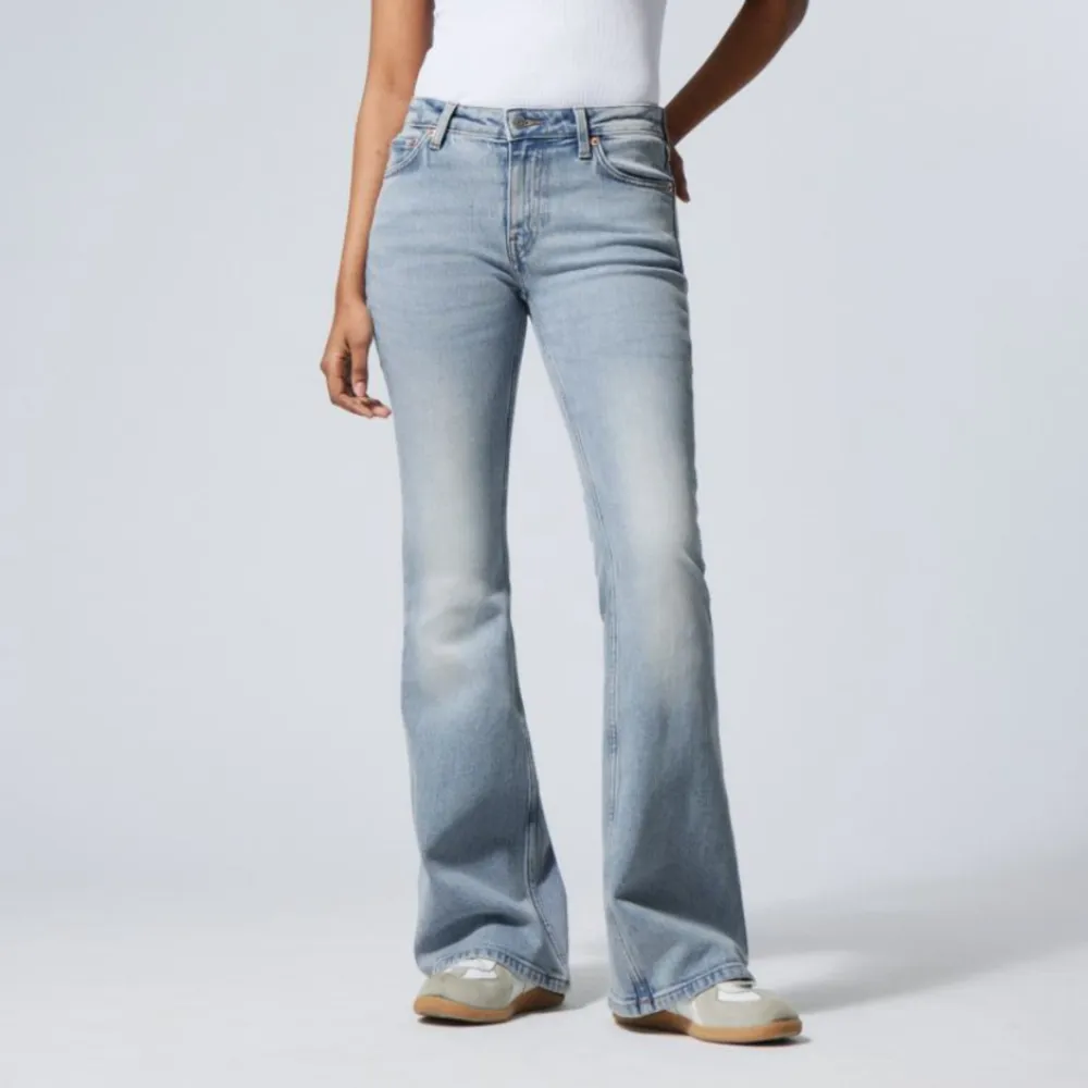 Super snygga low waist jeans från H&M. De har varit väl omhändertagna och är i fint skick. Storlek 38 men passar även bra på 36. Skriv för fler bilder eller funderingar💓. Jeans & Byxor.