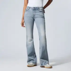 Super snygga low waist jeans från H&M. De har varit väl omhändertagna och är i fint skick. Storlek 38 men passar även bra på 36. Skriv för fler bilder eller funderingar💓