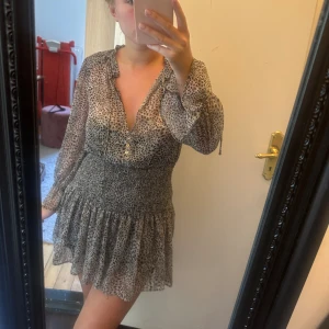 Zara klänning  - Säljer denna leopard klänningen från zara!!! Så fin nu till sommaren, endast testad💕