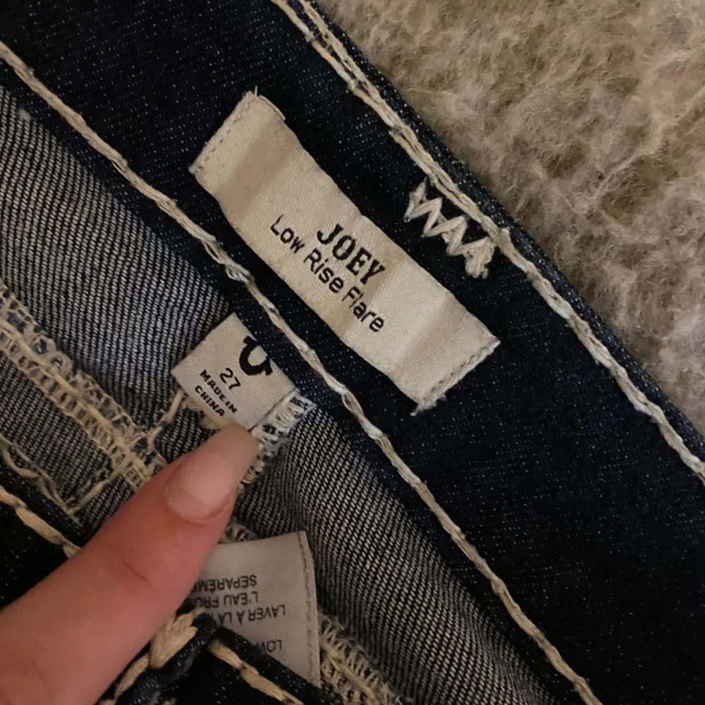 Säljer dessa sjukt snygga true religion jeans köpta på NK💕 Nypris: 3000kr och det är i väldigt fin skick🥰 Storlek 27 och passar mig som har 36 i vanliga fall och 170 lång :) Modellen joey low rise flare 🤩. Jeans & Byxor.