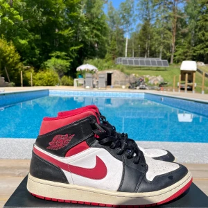 Finns inte på hemsidan längre  - Ett par jordans 1 mid skick 6/10 köpta sommaren 2021 