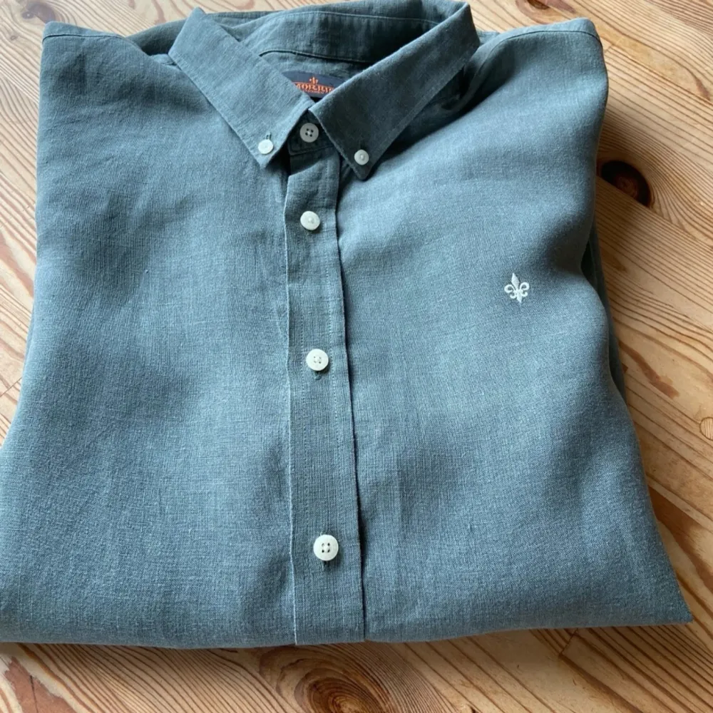 Säljer min Morris linne sommar skjorta som är knappt använd. Provade endast en gång. Storlek M. Färg olive. Original pris, 1200kr. . Skjortor.
