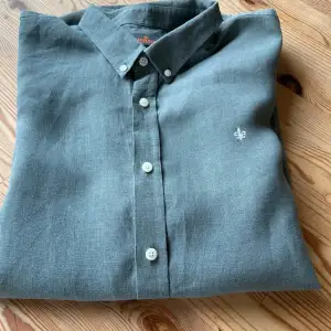 Säljer min Morris linne sommar skjorta som är knappt använd. Provade endast en gång. Storlek M. Färg olive. Original pris, 1200kr. 