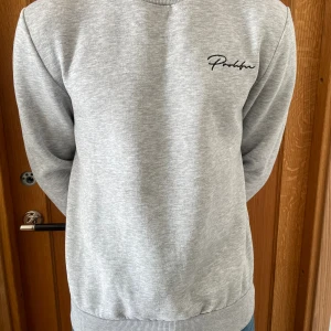 Grå långarmad tröja  - Stört skön grå långarmad tröja från River Island som jag nästan aldrig använt, skick 9/10. Storlek M och passar mig bra (185cm & 80kg), säljer för 199kr. Har du frågor är det bara att skriva!🤙