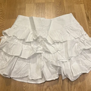 Vit Volangkjol  - Jättefin vit Volangkjol köpt utomlands 